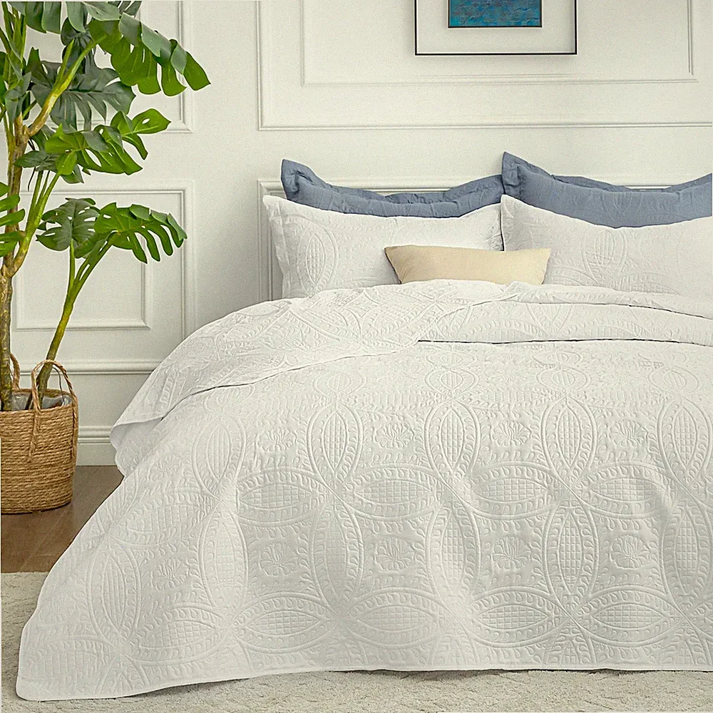 Oversized King Size Quilt Bedding Set Coin Pattern White 3 Pieces Lightweight
